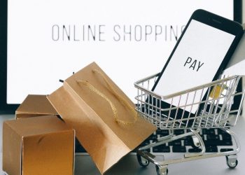 ما هي البنى التحتية للتجارة الإلكترونية التي يمكن تفضيلها لبيع الملابس على الإنترنت؟