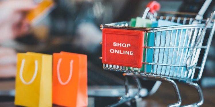 كيف تبيع الملابس عبر الإنترنت؟