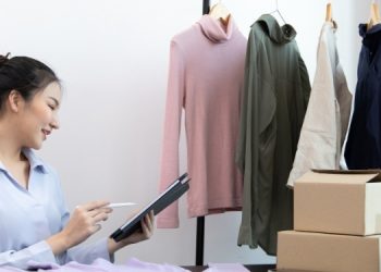 مراقبة الجودة وعمليات الشحن في شراء الملابس بالجملة